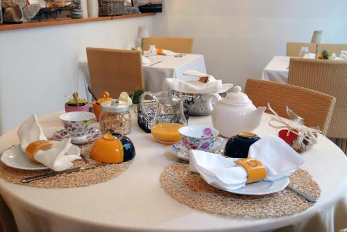 un tavolo con una tovaglia bianca e piatti sopra di Locanda di Mirandolina a Tuscania