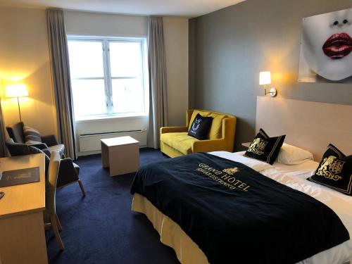 a hotel room with two beds and a window at Grand Hotel Åsgårdstrand - Unike Hoteller in Åsgårdstrand