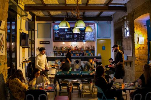 un groupe de personnes assises à table dans un restaurant dans l'établissement Ostello Bello Napoli, à Naples