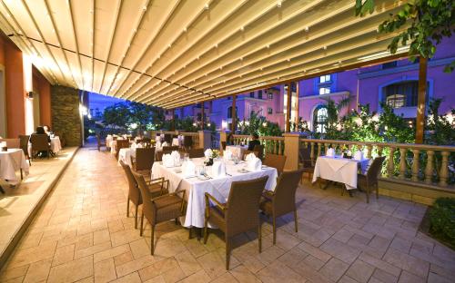 En restaurang eller annat matställe på Mestil Hotel & Residences