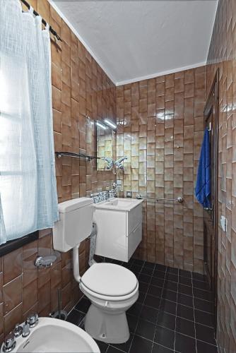 a bathroom with a toilet and a tub and a sink at VECCHIA FAVOLA HOUSE in Quarto dʼAltino
