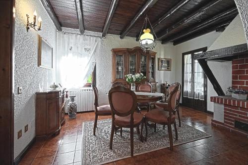 a dining room with a table and chairs at VECCHIA FAVOLA HOUSE in Quarto dʼAltino