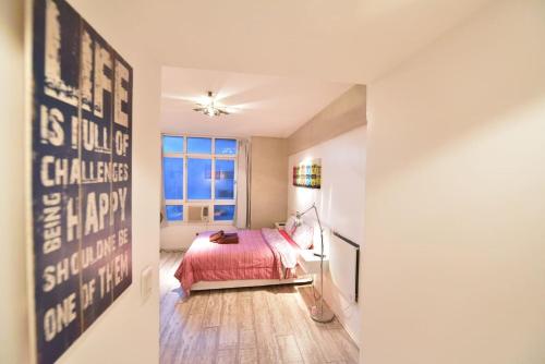 1 dormitorio con cama y ventana grande en Studio Obelisco en Buenos Aires