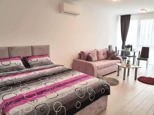 - une chambre avec un grand lit et un canapé dans l'établissement Brand new apartment in Rebreanu Towers Residence, à Timişoara