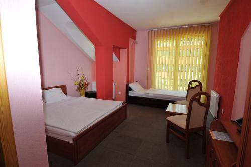 Tempat tidur dalam kamar di BEHAR Hotel & SPA