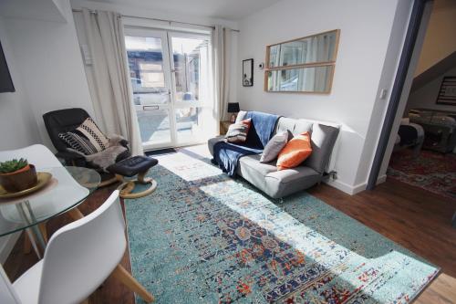 Air Host and Stay - Apartment 4 Broadhurst Court sleeps 4 minutes from town centre