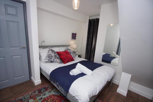 Cama o camas de una habitación en Air Host and Stay - Apartment 4 Broadhurst Court sleeps 4 minutes from town centre