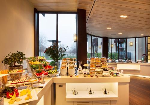 un buffet in un hotel con molto cibo di Kemer Country Hotel İstanbul a Istanbul