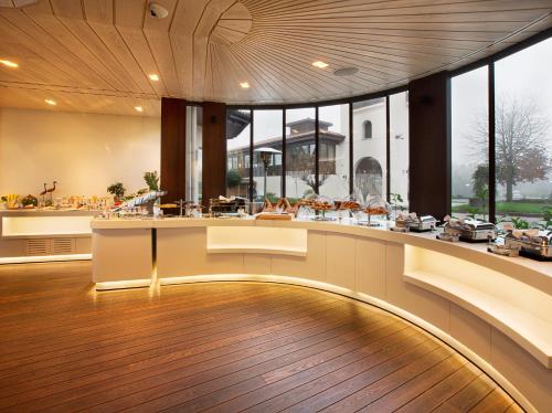 un ristorante con bancone in una stanza con finestre di Kemer Country Hotel İstanbul a Istanbul