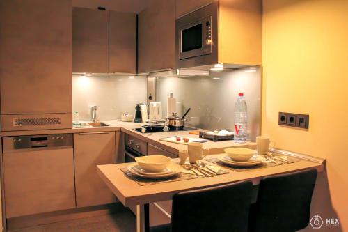 una cocina con una mesa con platos. en Bluestone Boarding Apartments en Düsseldorf