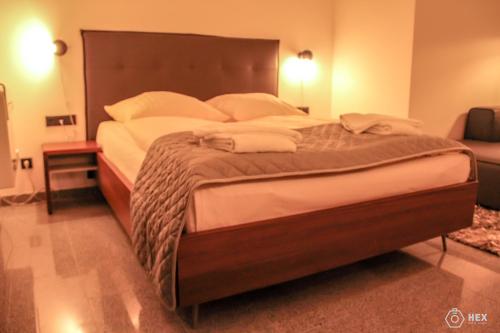 מיטה או מיטות בחדר ב-Bluestone Boarding Apartments