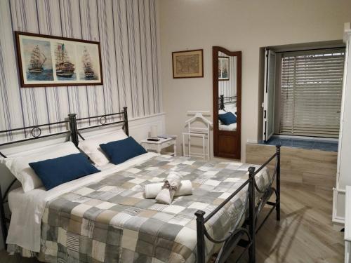 - une chambre avec un lit doté d'un ours en peluche dans l'établissement il Timone B&B, à Castellammare di Stabia