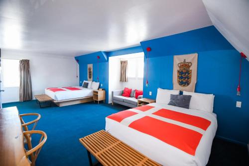Habitación de hotel con 2 camas y sofá en The Hamlet Inn en Solvang