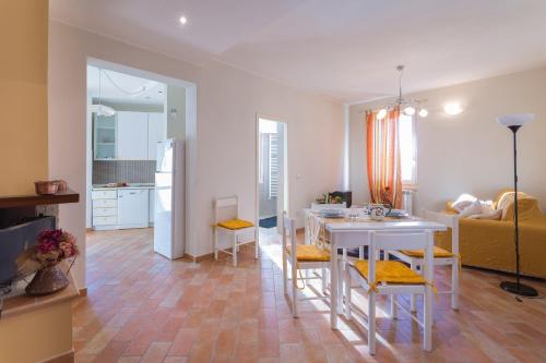 una cucina e un soggiorno con tavolo e sedie di Appartamento di Bianca C. ad Assisi