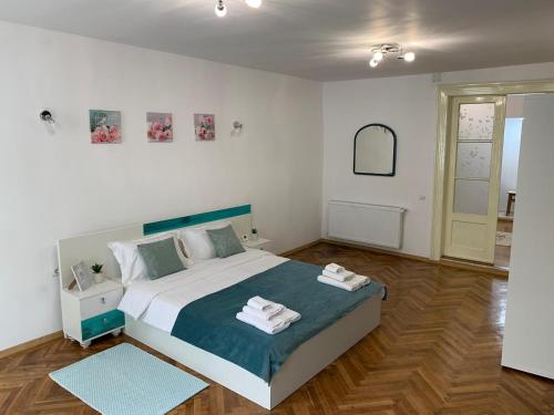 Un dormitorio con una cama con toallas. en 36 Central Residence, en Brasov