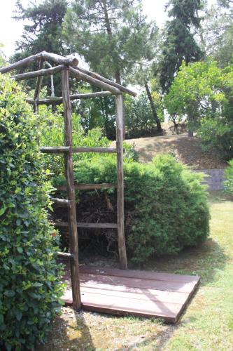a wooden structure with a ladder in a garden at Agriturismo Materno in Radicondoli