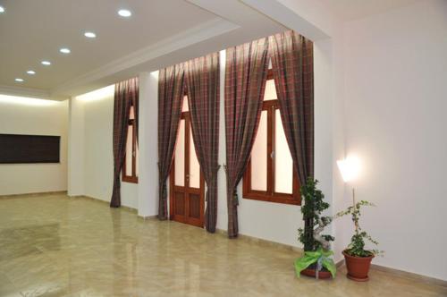 un couloir avec une chambre avec des rideaux et une porte dans l'établissement Lagace Hotel, à Jounieh