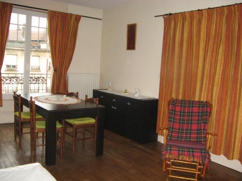 ein Esszimmer mit einem Tisch, Stühlen und einem Schreibtisch in der Unterkunft appartement 50 m2 , chambre , cuisine , salle de bains in Baccarat