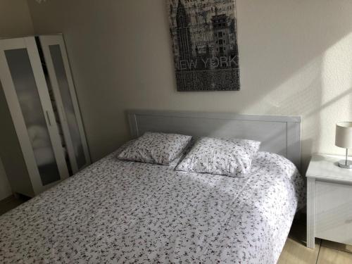 1 dormitorio con 1 cama y una foto en la pared en TOP Montreux Centre 2-8 p., view lake and Chillon Castle, en Montreux