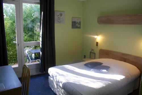 Ένα ή περισσότερα κρεβάτια σε δωμάτιο στο Hostellerie Saint Benoît