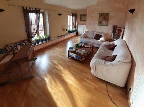 uma sala de estar com dois sofás brancos e uma mesa em Le Gros Chêne, Lac du Der em Frampas