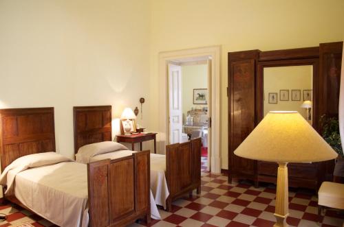 a bedroom with two beds and a lamp at Palazzina Rosa in Lanciano