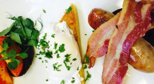 ハリッジにあるAlma Inn & Dining Roomsのベーコンエッグ、野菜を含む朝食用の食品