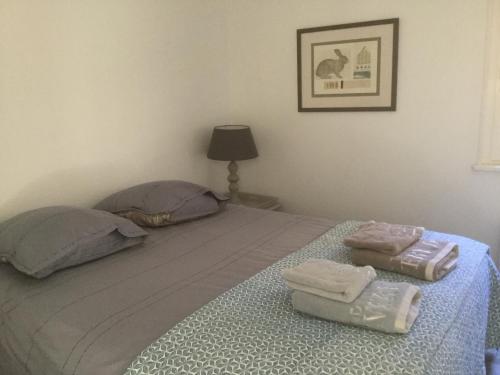 - une chambre avec un lit et 2 serviettes dans l'établissement Les grenettes2, à Metz
