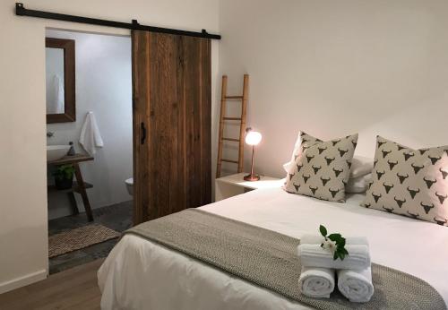 een slaapkamer met een bed met twee handdoeken erop bij Robin 4270 in Plettenbergbaai