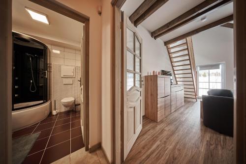 łazienka z wanną, toaletą i umywalką w obiekcie Apartmán Barborka 07 Horní Malá Úpa w mieście Horní Malá Úpa