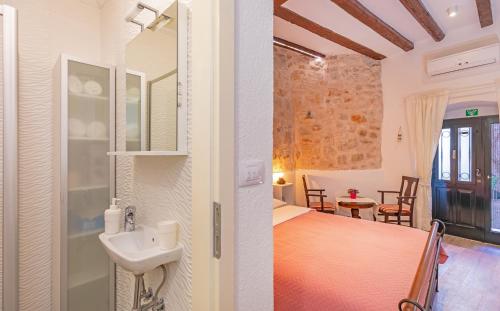 1 dormitorio con 1 cama y lavamanos en una habitación en Booba Rooms, en Dubrovnik