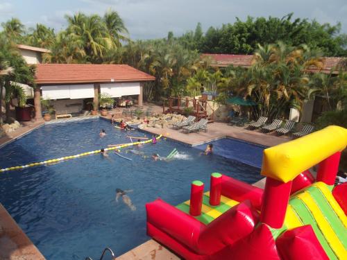 a large swimming pool with people playing in it at Hotel Poza Rica Inn in Poza Rica de Hidalgo