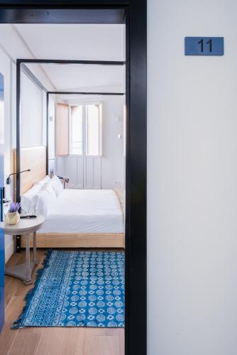 a bedroom with a bed and a blue rug at nüa cicerone in Seville