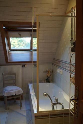 baño con bañera y ventana en le logis du scardon en Saint-Riquier