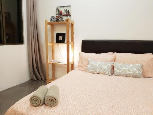 um quarto com uma cama com dois chinelos em Tenzou @ Empire Damansara em Petaling Jaya