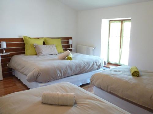 1 Schlafzimmer mit 2 Betten und einem Fenster in der Unterkunft Gite de T-reve in Juliénas