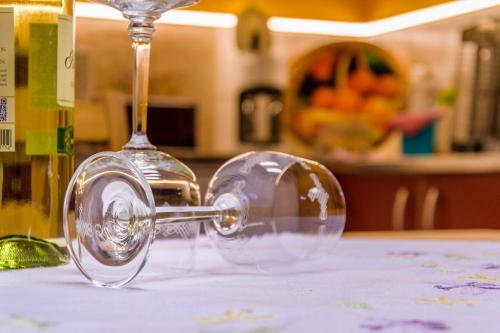 a wine glass sitting on top of a table at Ferienhaus Zittau Oberlausitz & Ferienwohnung am Hamann Berg in Zittau