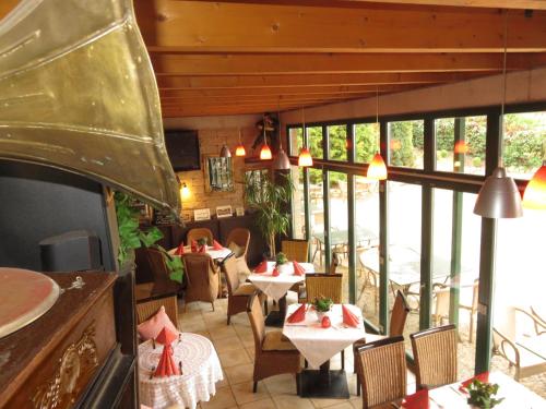 A restaurant or other place to eat at Diamanthotel Idar-Oberstein