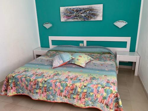 เตียงในห้องที่ Fuerteventura Resort Bouganville