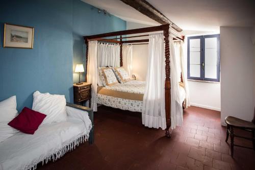 um quarto com 2 camas, uma janela e uma saia-cama em La Petite Côte de la Cité em Carcassonne