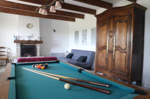 uma sala de estar com uma mesa de bilhar com bolas de bilhar em Gîte Cocantin em Trégomeur