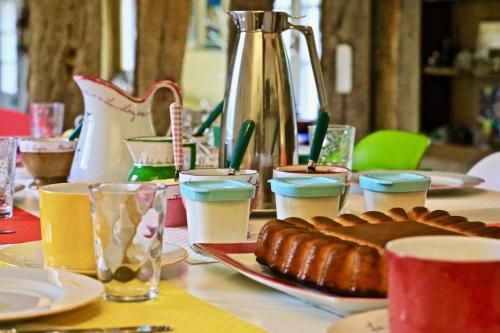 - une table avec une assiette de nourriture et de boissons dans l'établissement La Longère Deauville, à Bonneville-sur-Touques