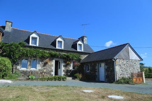 a stone house with ivy on the side of it at Gîte Cocantin in Trégomeur