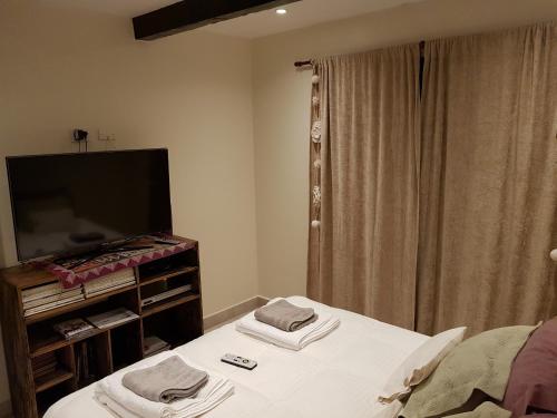 เตียงในห้องที่ La Morada