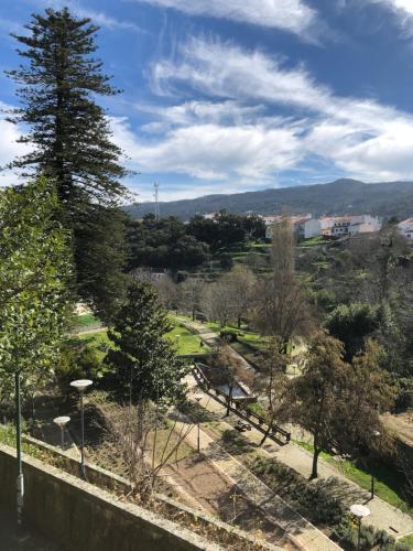 uma vista para um parque com uma árvore à distância em Casa Sofia em Monchique