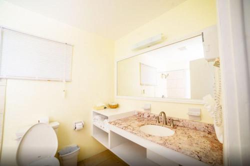 弗利蓋特灣的住宿－糖灣俱樂部酒店，白色的浴室设有水槽和镜子