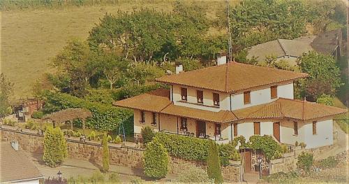 Elle offre une vue sur la grande maison. dans l'établissement Tres Fuentes Turismo, à Valgañón