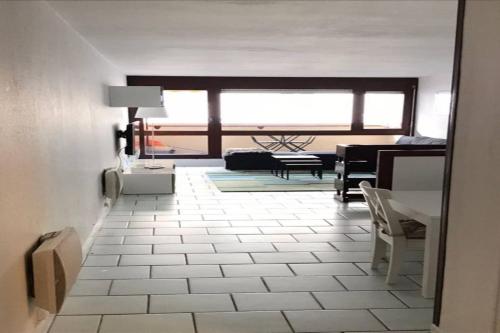 Il comprend un salon doté de carrelage blanc. dans l'établissement AICE HEGOA avec Parking Inclus, à Saint-Jean-de-Luz