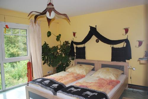 1 dormitorio con cama y ventana en Casa Ramke, en Eitorf