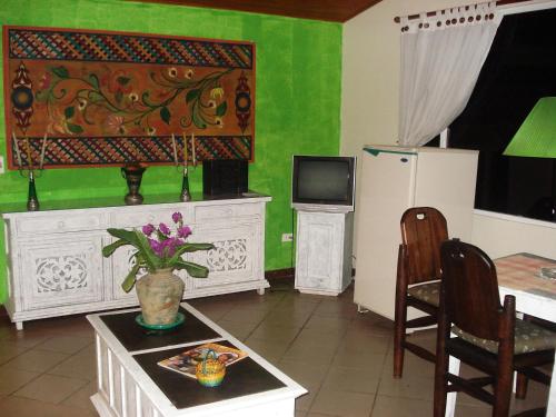 Televisyen dan/atau pusat hiburan di Miravalle Suites